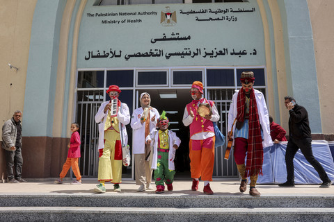 Anggota tim bantuan Sekolah Sirkus Gaza tampil di pintu masuk Rumah Sakit Anak Abdelaziz al-Rantisi di Kota Gaza, Selasa (15/4/2025). Foto: OMAR AL-QATTAA/AFP