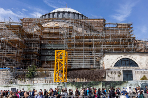 Turis dan warga antre saat mengunjungi Masjid Agung Hagia Sophia di Istanbul, Turki, Senin (14/4/2025). Foto: Umit Bektas/REUTERS
