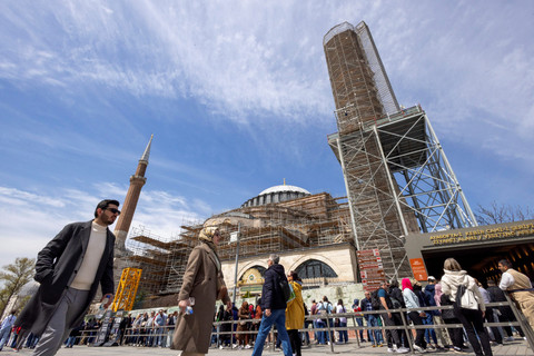 Turis dan warga antre saat mengunjungi Masjid Agung Hagia Sophia di Istanbul, Turki, Senin (14/4/2025). Foto: Umit Bektas/REUTERS