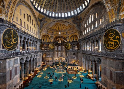 Pemandangan bagian dalam Masjid Agung Hagia Sophia di Istanbul, Turki, Senin (14/4/2025). Foto: Umit Bektas/REUTERS
