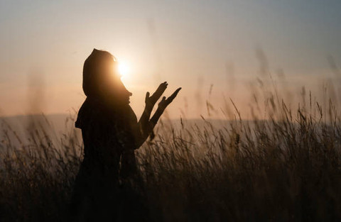 Ilustrasi Sholawat Adrikni 100x, Foto: Unsplash/nemke.