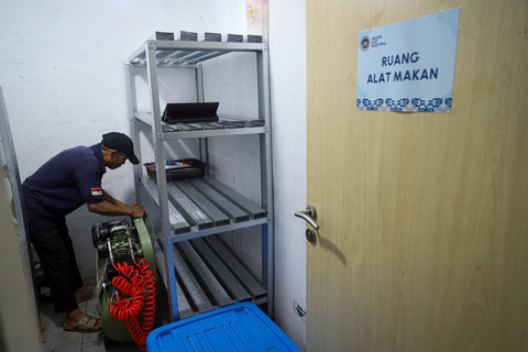 Pekerja merapikan barang di mitra dapur makan bergizi gratis (MBG) di kawasan Kalibata, Jakarta, Rabu (16/4/2025). Foto: Iqbal Firdaus/kumparan