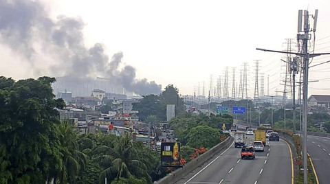 Kebakaran terjadi di area kolong Tol Ir. Wiyoto Wiyono KM 15+800 di wilayah Kelurahan Papanggo, Kecamatan Tanjung Priok, Jakarta Utara, Rabu (16/4/2025). Foto: Dok. Istimewa