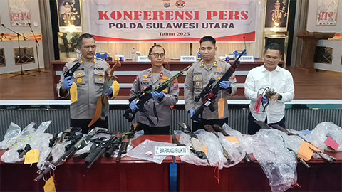 Polda Sulawesi Utara menunjukkan barang bukti senjata tajam dan senjata angin yang disita dari para pelaku kriminal di wilayah Kabupaten Minahasa Tenggara, pada operasi Gabungan BKO Brimob Polda Sulut dan Polres Mitra, yang digelar 27 Maret hingga 12 April 2025 lalu.