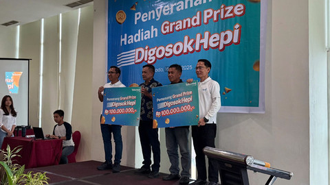 Penyerahan hadiah Grand Prize Telkomsel Digosok Hepi untuk dua pemenang asal Sulawesi Utara.