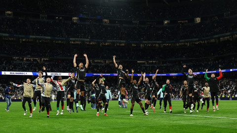 Selebrasi pemain Arsenal usai laga kontra Real Madrid dalam leg kedua perempat final Liga Champions 2024/25 di Estadio Santiago Bernabeu pada Kamis (17/4) dini hari WIB. Foto:  Action Images via Reuters/Lee Smith