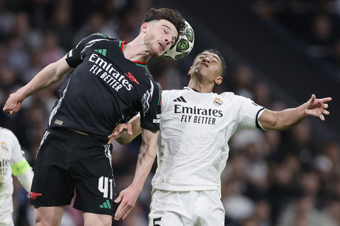 Pemain Real Madrid Jude Bellingham berduel dengan pemain Arsenal Declan Rice pada pertandingan semi final Liga Champions Eropa di Santiago Bernabeu, Madrid, Spanyol, Rabu (16/4/2025). Foto: Oscar Del Pozo/AFP