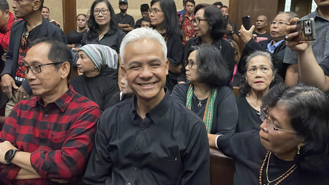 Ketua DPP PDIP Ganjar Pranowo menghadiri sidang pemeriksaan saksi kasus yang menjerat Sekjen PDIP Hasto Kristiyanto sebagai terdakwa di Pengadilan Tipikor, Jakarta, Kamis (17/4/2025). Foto: Fadhil Pramudya/kumparan