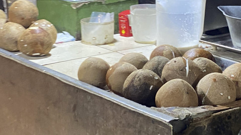 Kelapa parut di Pasar Citayam Kabupaten Bogor, Kamis (17/4/2025). Foto: Muhammad Fhandra Hardiyon/kumparan