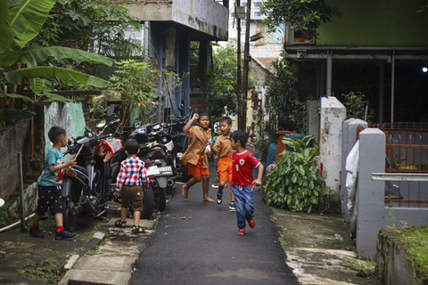Sejumlah bocah bermain di kawasan padat penduduk di Karet Tengsin, Jakarta, Kamis (17/4/2025). Foto: Iqbal Firdaus/kumparan
