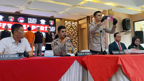 Polisi menujukkan barang bukti dan Dokter M Syafril Firdaus, tersangka pelecehan saat konferensi pers di Polres Garut, Jawa Barat, Kamis (17/4/2025). Foto: kumparan
