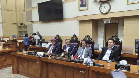 Ketua Komisi III DPR, Habiburokhman (kedua dari kanan) bersama anggota Komisi III memberikan keterangan pers soal pembahasan RUU KUHAP di Kompleks Parlemen, Senayan, Jakarta, Kamis (17/4/2025). Foto: Luthfi Humam/kumparan