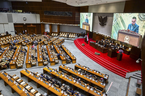Sejumlah anggota DPR mengikuti rapat paripurna ke-17 masa persidangan III Tahun Sidang 2024-2025 di Kompleks Parlemen, Senayan, Jakarta, Kamis (17/4/2025). Foto: Rivan Awal Lingga/ANTARA FOTO