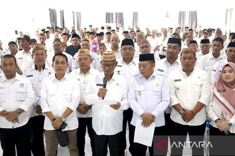 Bupati Ismet Mile (lima dari kiri) didampingi Wakil Bupati Risman Tolingguhu (tiga dari kanan) mengucapkan belasungkawa atas kejadian mahasiswa hanyut di Sungai Bulawa di Kabila, Kabupaten Bone Bolango, Gorontalo, Rabu (16/4/2025). ANTARA/HO-Diskominfo Bone Bolango