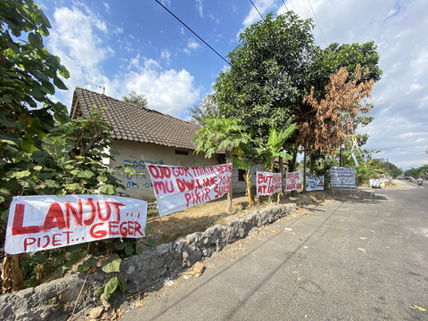 Beberapa spanduk penolakan warga di sepanjang jalan masuk dusun. Foto: Dok. Resti Damayanti/Pandangan Jogja