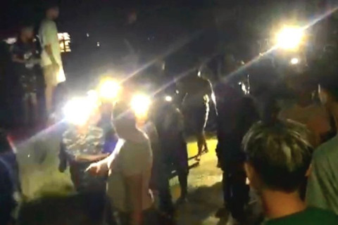 Tangkapan layar video evakuasi jenazah mahasiswa yang meninggal dunia usai terseret banjir bandang di Desa Dunggilata, Kecamatan Bone Pantai, Kabupaten Bone Bolango, Provinsi Gorontalo, pada Selasa (15/4/2025). ANTARA/HO-BPBD Bone Bolango