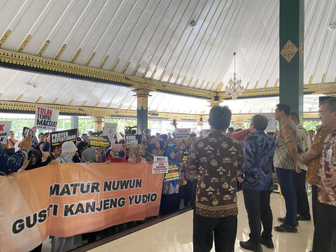Warga yang membawa spanduk keluhan dalam forum Jagongan Kalurahan pada Oktober 2024. Foto: Dok. Resti Damayanti/Pandangan Jogja