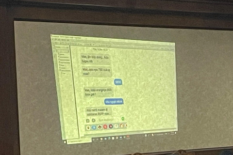 Jaksa KPK menampilkan chat Wahyu Setiawan dengan Agustiani Tio terkait negosiasi dana operasional pengurusan PAW Harun Masiku dalam persidangan di Pengadilan Tipikor Jakarta, Kamis (17/4/2025). Foto: Fadhil Pramudya/kumparan