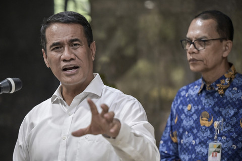 Menteri Pertanian Andi Amran Sulaiman memberikan keterangan pers terkait hasil kunjungan kenegaraan ke Yordania di Kantor Kementerian Pertanian, Jakarta, Kamis (17/4/2025). Foto: Fauzan/ANTARA FOTO