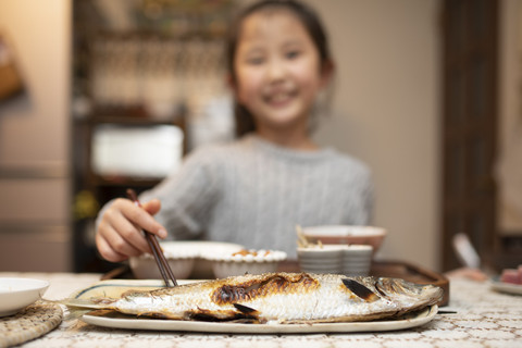 Ilustrasi anak makan ikan.  Foto: Shutterstock