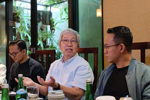 Pendiri Oriental Circus Indonesia (OCI), Tony Sumampau (tengah) Foto: Jonathan Devin/kumparan