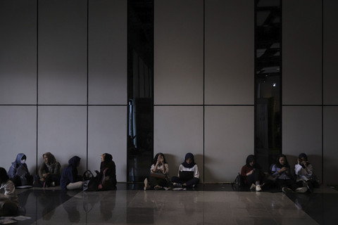 Sejumlah pencari kerja mencari informasi lowongan kerja saat Mega Career Expo di Gedung Smesco, Jakarta, Kamis (17/4/2025). Foto: Iqbal Firdaus/kumparan