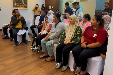 Wakil Menteri HAM Mugiyanto menerima audiensi korban kekerasan, pelecehan dan dugaan perbudakan. Foto: Instagram/@mugiyanto.official