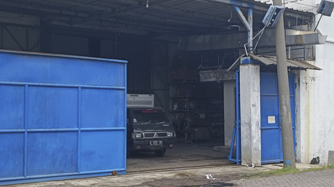 Suasana usai Wamenaker Immanuel Ebenezer melakukan sidak di perusahaan UD Sentoso Seal di Kompleks Pergudangan Suri Mulia Permai Blok H-14, Surabaya, Jawa Timur Kamis (17/4/2025).  Foto: Farusma Okta Verdian/kumparan