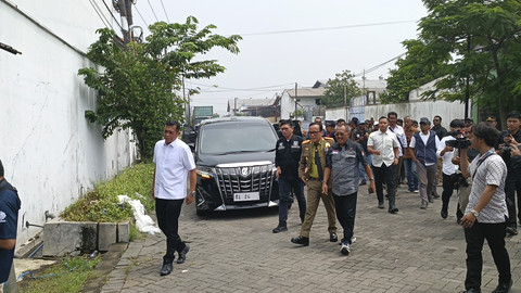 Wakil Menteri Ketenagakerjaan (Wamenaker) RI, Immanuel Ebenezer tiba saat melakukan sidak di perusahaan UD Sentoso Seal di Kompleks Pergudangan Suri Mulia Permai Blok H-14, Surabaya, Jawa Timur Kamis (17/4/2025).  Foto: Farusma Okta Verdian/kumparan
