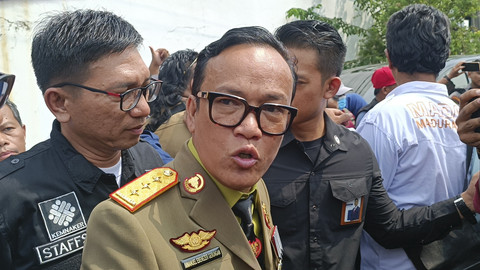 Wakil Menteri Ketenagakerjaan (Wamenaker) RI, Immanuel Ebenezer menjawab pertanyaan wartawan saat melakukan sidak di perusahaan UD Sentoso Seal di Kompleks Pergudangan Suri Mulia Permai Blok H-14, Surabaya, Jawa Timur Kamis (17/4/2025).  Foto: Farusma Okta Verdian/kumparan