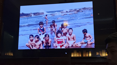 Layar yang menampilkan para pemain sirkus OCI. Foto: Jonathan Devin/kumparan