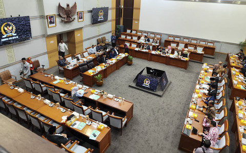 Suasana Rapat Kerja Komisi VIII DPR dengan Kepala Badan Penyelenggara Haji RI dan Direktur Jenderal Penyelenggaraan Haji dan Umrah Kementerian Agama RI di kompleks Parlemen, Jakarta, Kamis (17/4/2025). Foto: Luthfi Humam/kumparan