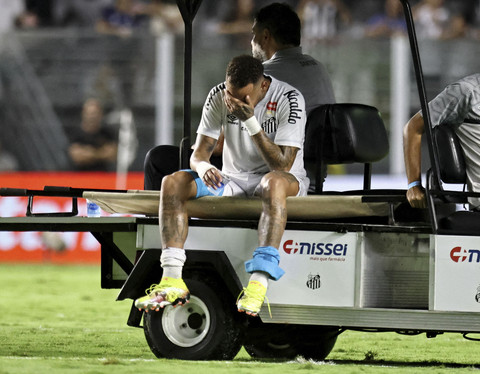 Pemain Santos, Neymar, meninggalkan lapangan setelah mengalami cedera pada pertandingan Kejuaraan Brasileiro antara Santos vs Atletico Mineiro di Estadio Urbano Caldeira, Santos, Brasil, Kamis (17/4/2025). Foto: THIAGO BERNARDES/REUTERS