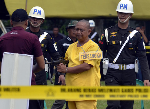 Tersangka memperagakan adegan penembakan saat melakukan penembakan kepada anggota Polisi Polsek Negara Batin Way Kanan, saat rekonstruksi di lapangan Satlog Satdisjan Korem 043/Garuda Hitam Lampung, Lampung, Kamis (17/4/2025). Foto: Ardiansyah/ANTARA FOTO