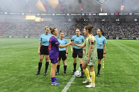 Laga pertama di liga sepak bola wanita Kanada, Northern Super League, antara Vancouver Rise dan Calgary Wild. Foto: Instagram/ @northernsuperleague