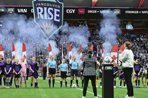 Laga pertama di liga sepak bola wanita Kanada, Northern Super League, antara Vancouver Rise dan Calgary Wild. Foto: Instagram/ @northernsuperleague