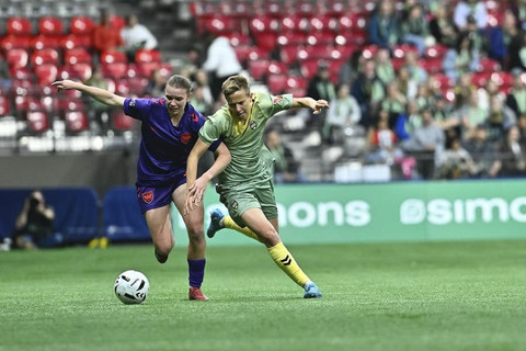 Laga pertama di liga sepak bola wanita Kanada, Northern Super League, antara Vancouver Rise dan Calgary Wild. Foto: Instagram/ @northernsuperleague