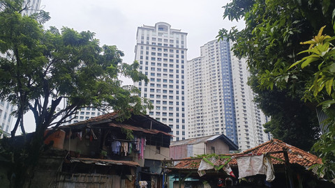 Potret kawasan padat penduduk Jalan Karet Pasar Baru Timur 5 di tengah himpitan gedung-gedung megah kawasan Sudirman, Kamis (17/4/2025). Foto: Thomas Bosco/kumparan
