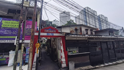 Potret kawasan padat penduduk Jalan Karet Pasar Baru Timur 5 di tengah himpitan gedung-gedung megah kawasan Sudirman, Kamis (17/4/2025). Foto: Thomas Bosco/kumparan