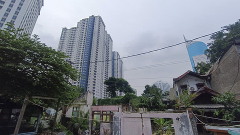 Potret kawasan padat penduduk Jalan Karet Pasar Baru Timur 5 di tengah himpitan gedung-gedung megah kawasan Sudirman, Kamis (17/4/2025). Foto: Thomas Bosco/kumparan