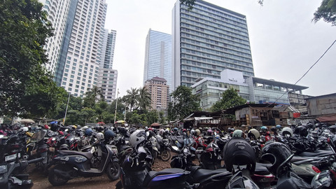 Potret kawasan padat penduduk Jalan Karet Pasar Baru Timur 5 di tengah himpitan gedung-gedung megah kawasan Sudirman, Kamis (17/4/2025). Foto: Thomas Bosco/kumparan