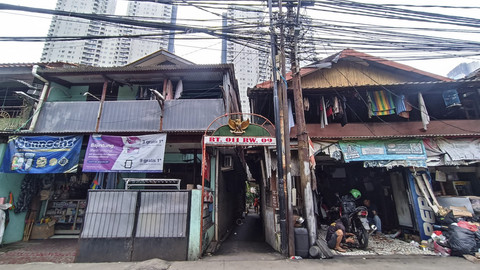 Potret kawasan padat penduduk Jalan Karet Pasar Baru Timur 5 di tengah himpitan gedung-gedung megah kawasan Sudirman, Kamis (17/4/2025). Foto: Thomas Bosco/kumparan