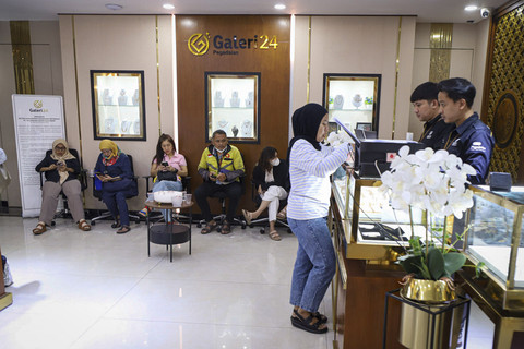 Warga mengantre untuk melakukan aktivitas jual beli Emas di Galeri 24, Jakarta, Kamis (17/4/2025). Foto: Iqbal Firdaus/kumparan