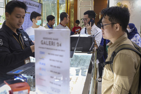 Warga mengantre untuk melakukan aktivitas jual beli Emas di Galeri 24, Jakarta, Kamis (17/4/2025). Foto: Iqbal Firdaus/kumparan