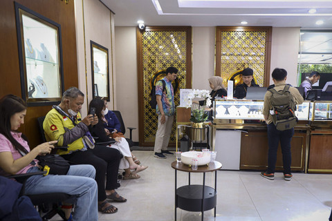 Warga mengantre untuk melakukan aktivitas jual beli Emas di Galeri 24, Jakarta, Kamis (17/4/2025). Foto: Iqbal Firdaus/kumparan