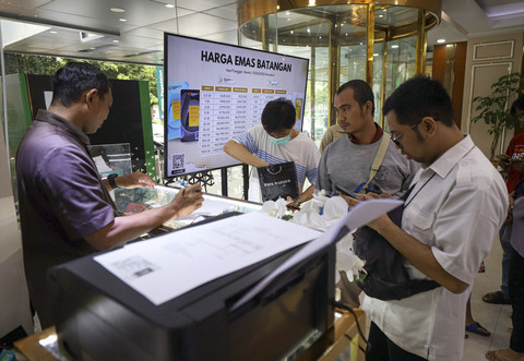 Warga mengantre untuk melakukan aktivitas jual beli Emas di Galeri 24, Jakarta, Kamis (17/4/2025). Foto: Iqbal Firdaus/kumparan