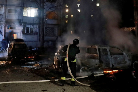 Petugas pemadam kebakaran memadamkan kendaran yang terbakar akibat serangan drone Rusia di Dnipro, Ukraina, Kamis (17/4/2025). Foto: Layanan pers Layanan Darurat Negara Ukraina/via REUTERS