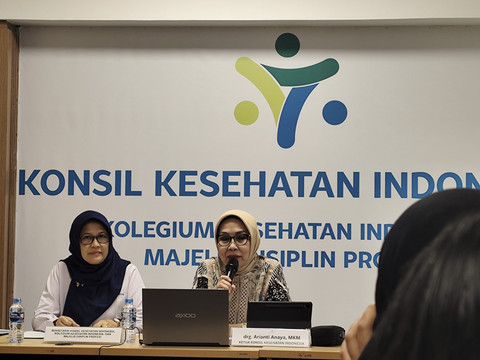 Ketua Konsil Kesehatan Indonesia (KKI) drg. Arianti Anaya dalam konferensi pers di Kantor KKI, Jakarta Selatan, Kamis (17/4/2025). Foto: Alya Zahra/kumparan 