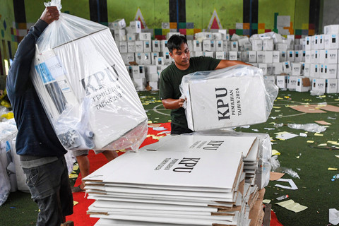 Pekerja mengangkat logistik pemungutan suara ulang (PSU) di gudang logistik KPU Kutai Kartanegara di Tenggarong, Kukar, Kalimantan Timur, Kamis (17/4/2025). Foto: M Risyal Hidayat/ANTARA FOTO