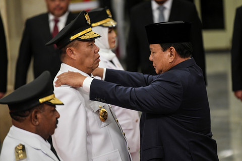 Presiden Prabowo Subianto (kanan) memasang tanda jabatan kepada Gubernur Kepulauan Bangka Belitung Hidayat Arsani (kiri) saat pelantikan di Istana Negara, Jakarta, Kamis (17/5/2025). Foto: Hafidz Mubarak A/ANTARA FOTO